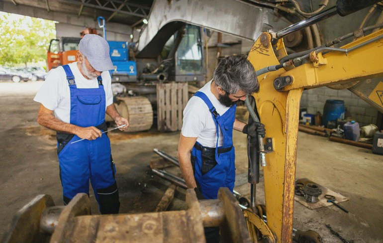 Mężczyźni przy koparce