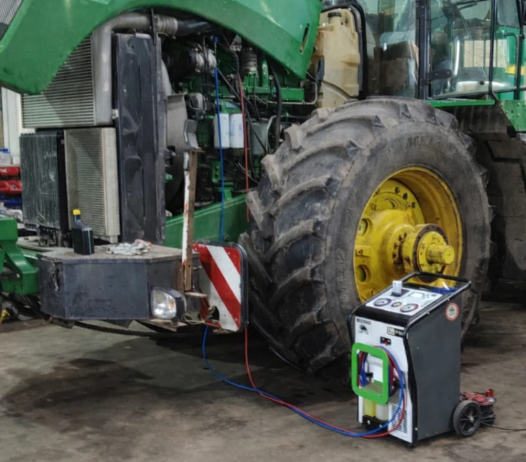 uzupełnianie klimatyzacji w&nbsp;traktorze